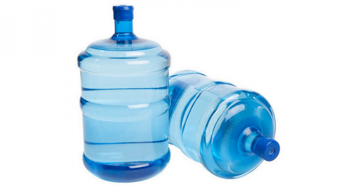 пластиковая бутылка минеральной воды